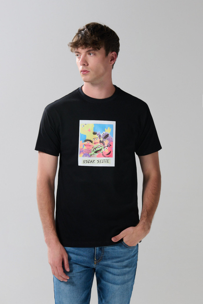 Camiseta negra con arte de Plaza Sésamo y cuello redondo
