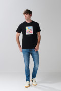 Camiseta negra con arte de Plaza Sésamo y cuello redondo
