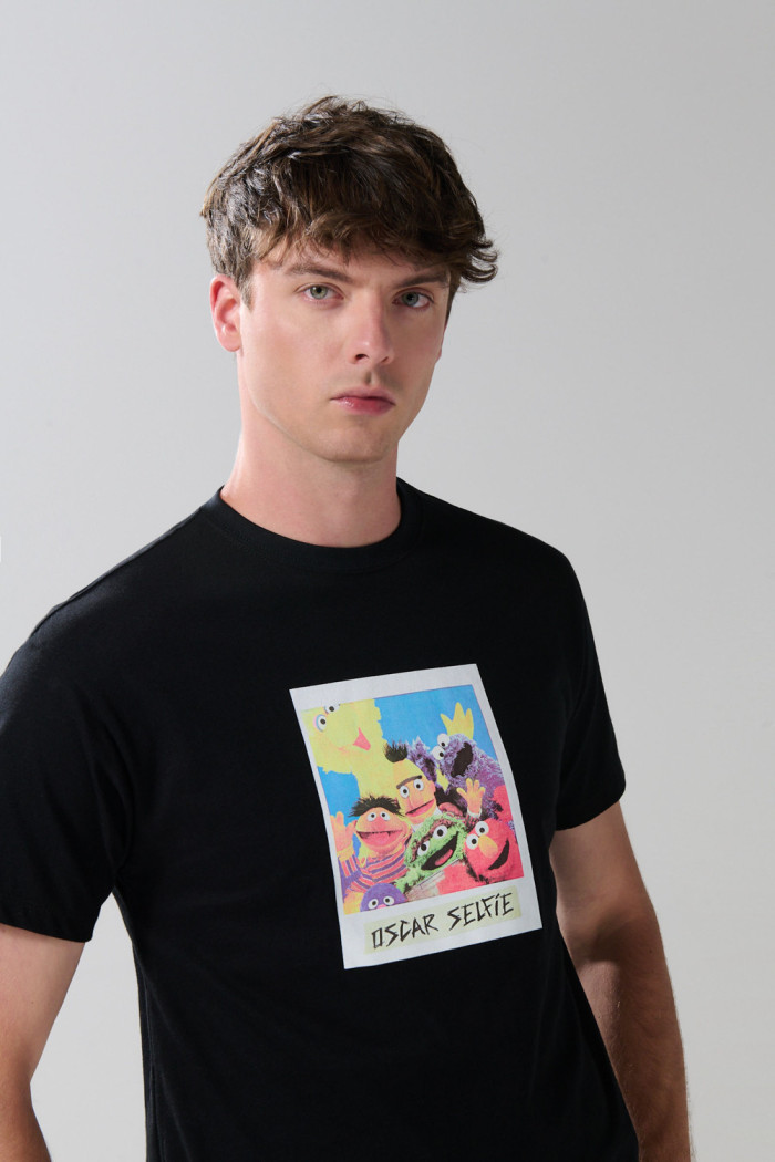 Camiseta negra con arte de Plaza Sésamo y cuello redondo
