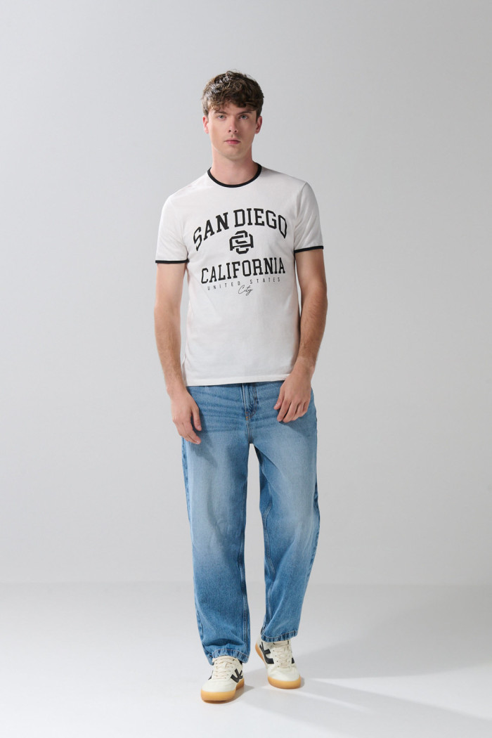 Camiseta crema clara manga corta college con contrastes