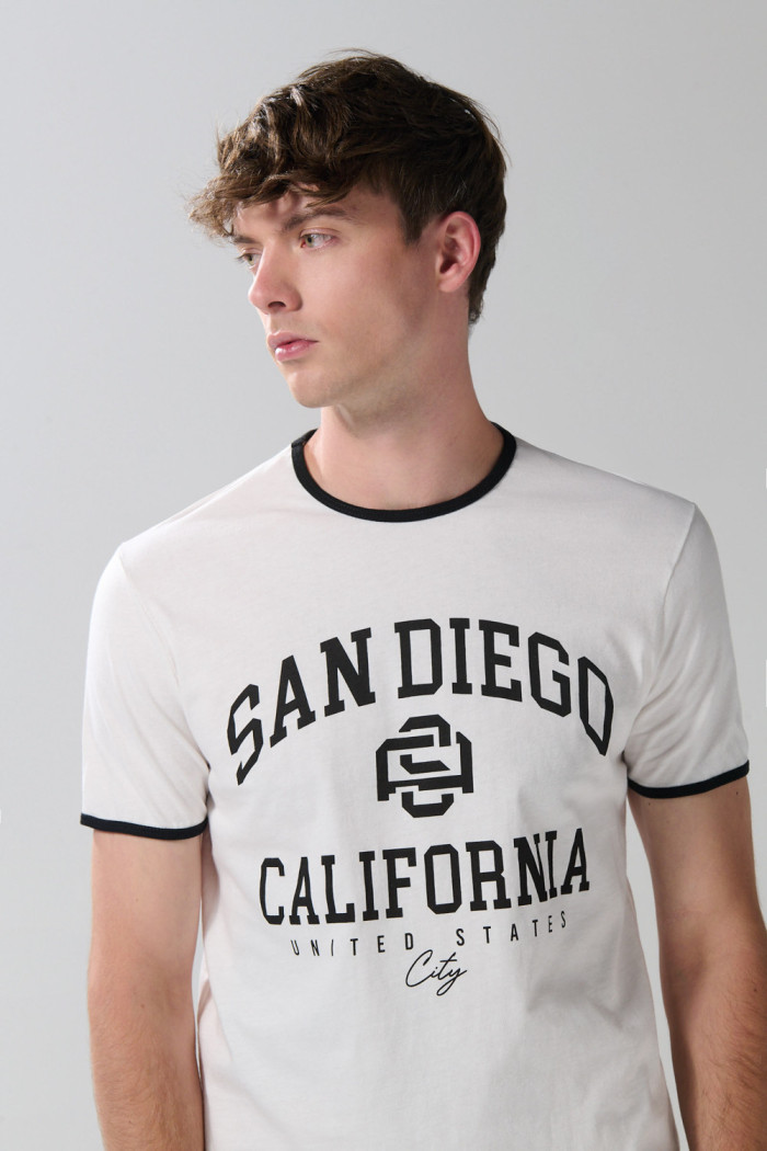Camiseta crema clara manga corta college con contrastes
