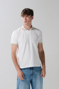 Camiseta polo crema clara con texturas y contrastes