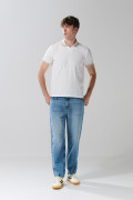 Camiseta polo crema clara con texturas y contrastes