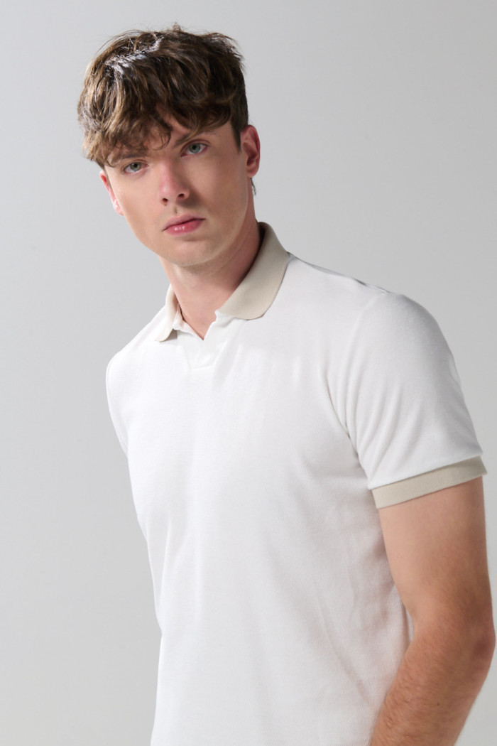 Camiseta polo crema clara con texturas y contrastes