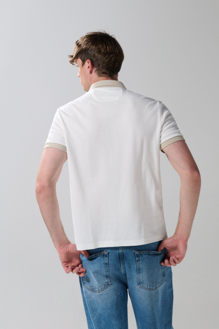 Camiseta polo crema clara con texturas y contrastes