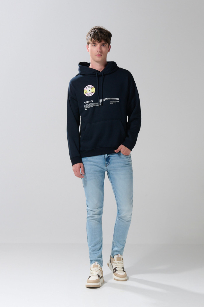 Buzo azul oversize con capota y diseños de disco