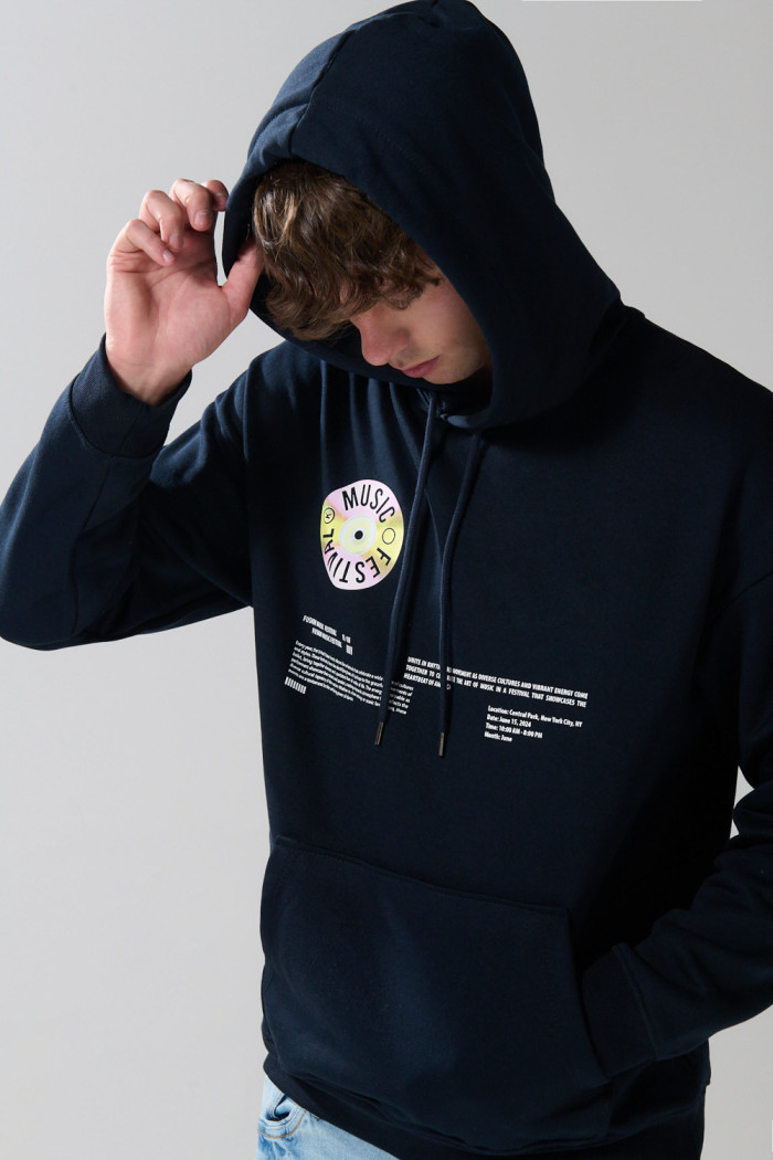 Buzo azul oversize con capota y diseños de disco