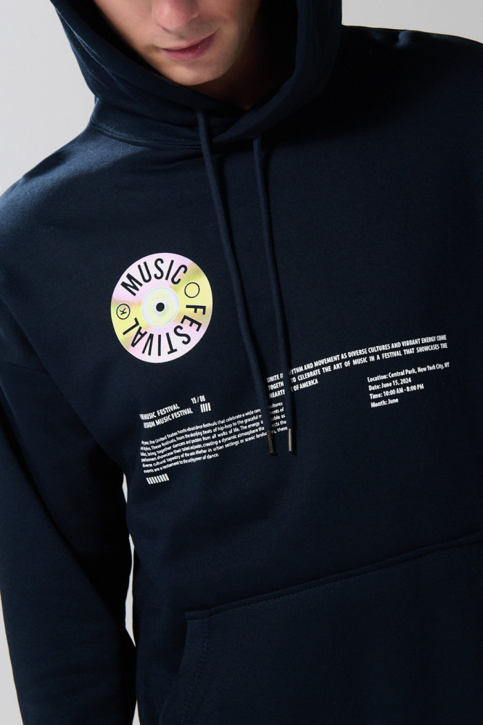 Buzo azul oversize con capota y diseños de disco