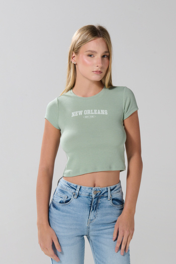 Camiseta verde clara cuello redondo con texto college