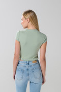 Camiseta verde clara cuello redondo con texto college
