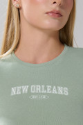 Camiseta verde clara cuello redondo con texto college