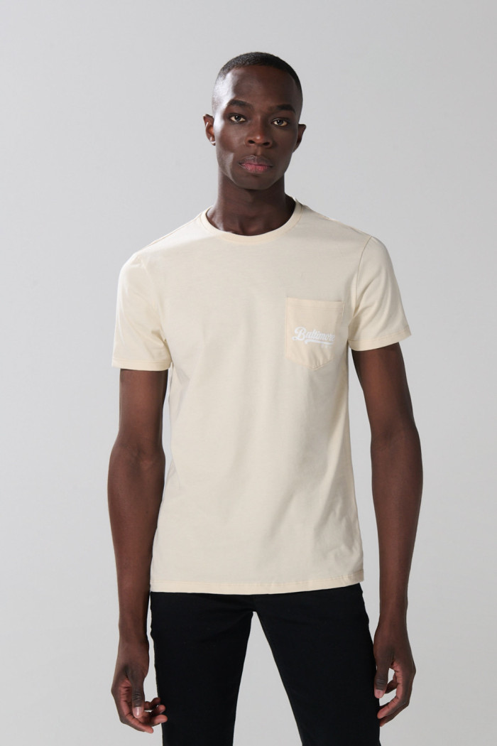 Camiseta con bolsillo, diseño college y manga corta kaki