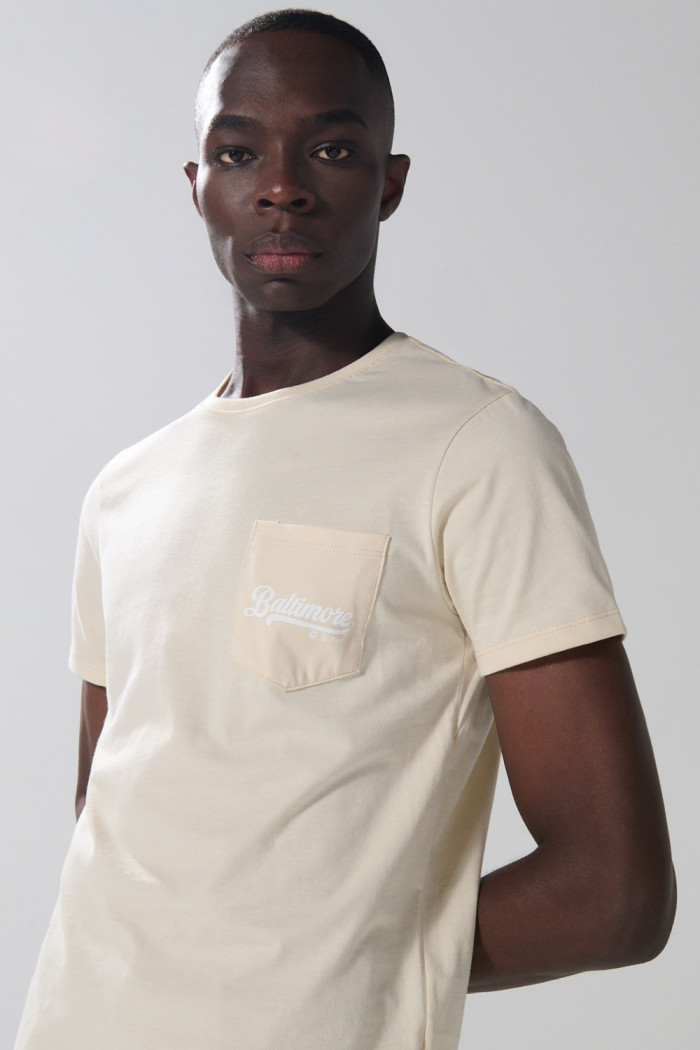 Camiseta con bolsillo, diseño college y manga corta kaki