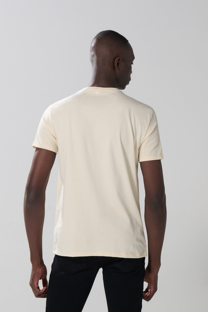Camiseta con bolsillo, diseño college y manga corta kaki