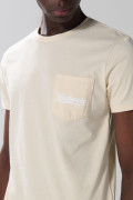 Camiseta con bolsillo, diseño college y manga corta kaki