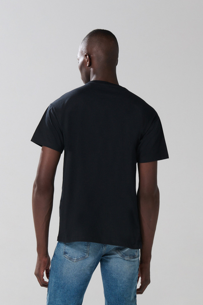 Camiseta negra cuello redondo con arte de South Park
