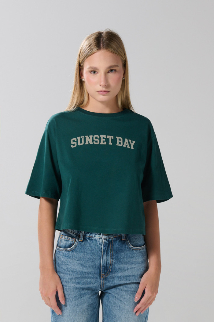 Camiseta oversize verde crop top con diseño college