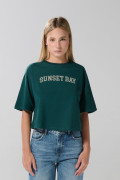 Camiseta oversize verde crop top con diseño college