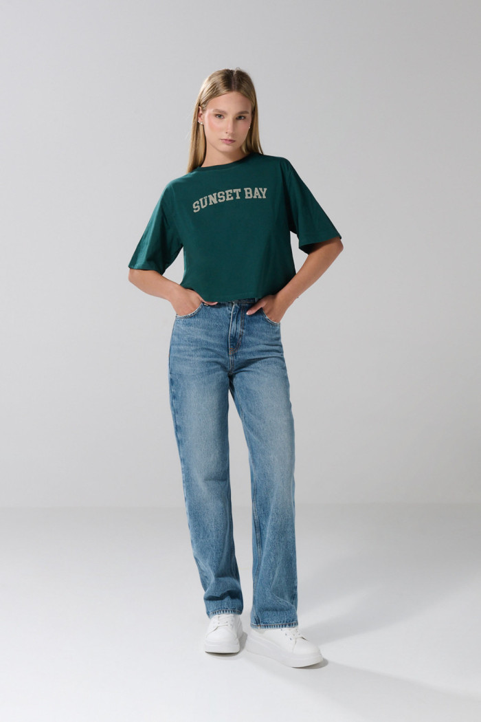 Camiseta oversize verde crop top con diseño college