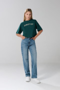 Camiseta oversize verde crop top con diseño college