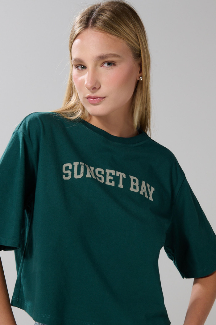 Camiseta oversize verde crop top con diseño college