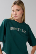 Camiseta oversize verde crop top con diseño college