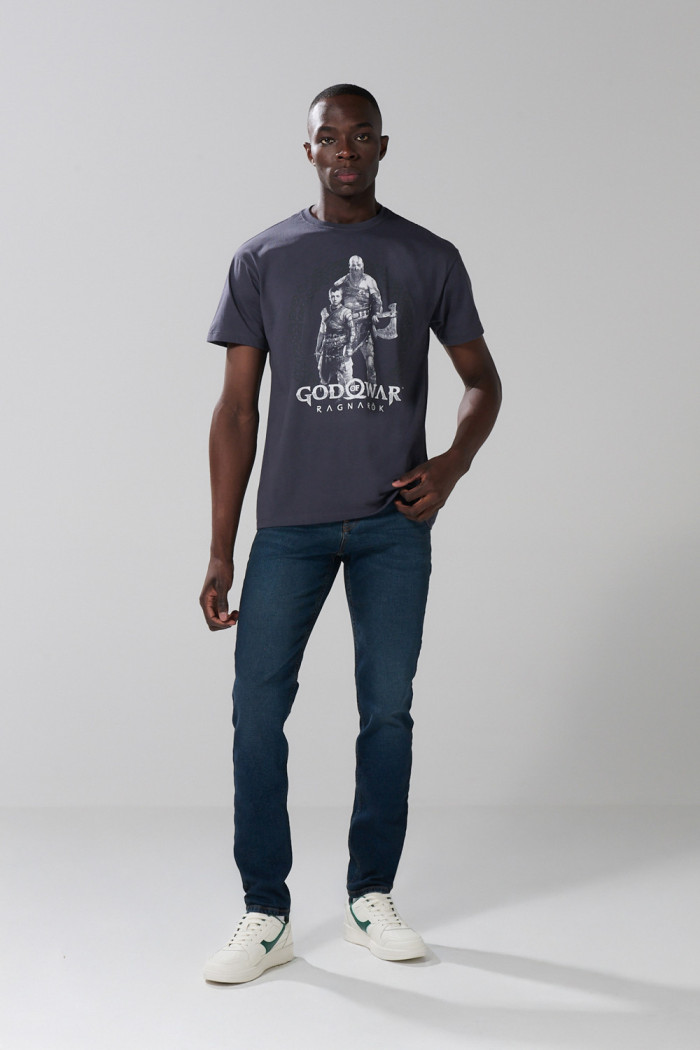 Camiseta gris intensa manga corta con arte de God of War
