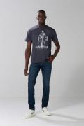 Camiseta gris intensa manga corta con arte de God of War
