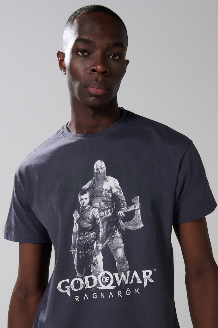 Camiseta gris intensa manga corta con arte de God of War
