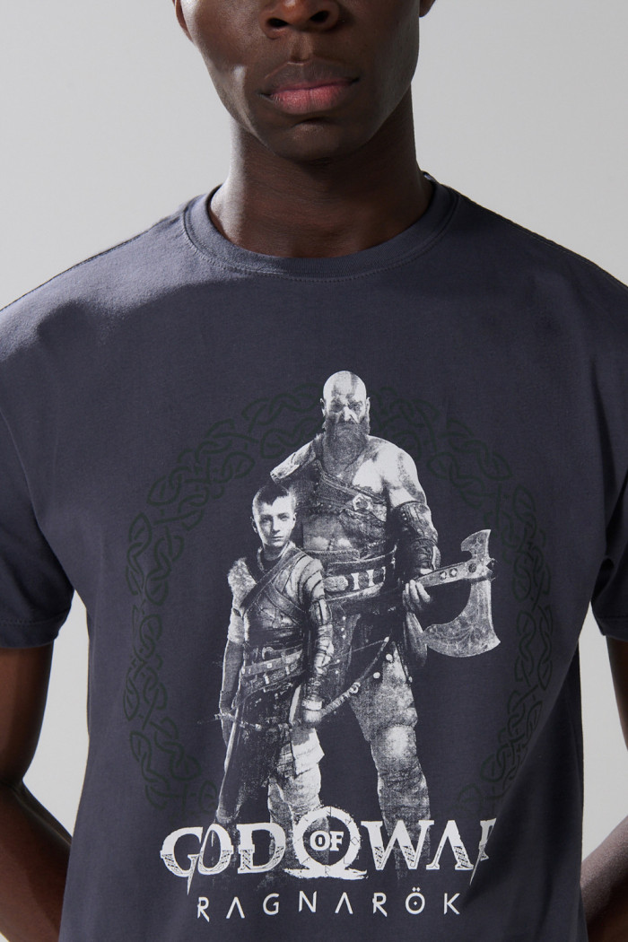 Camiseta gris intensa manga corta con arte de God of War

