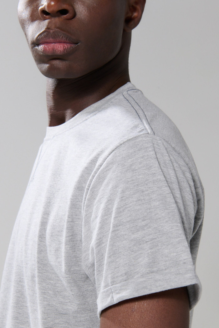 Camiseta gris clara cuello redondo con manga corta