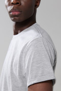Camiseta gris clara cuello redondo con manga corta