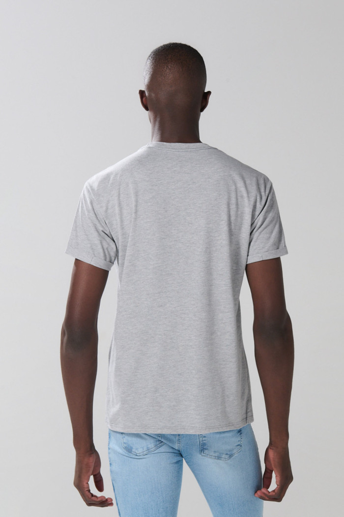 Camiseta gris clara cuello redondo con manga corta