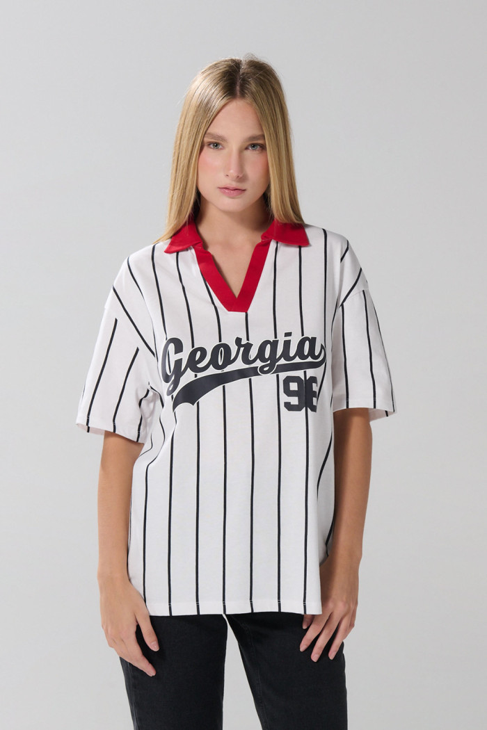 Camiseta oversize crema a rayas manga corta con arte college