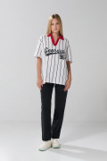 Camiseta oversize crema a rayas manga corta con arte college