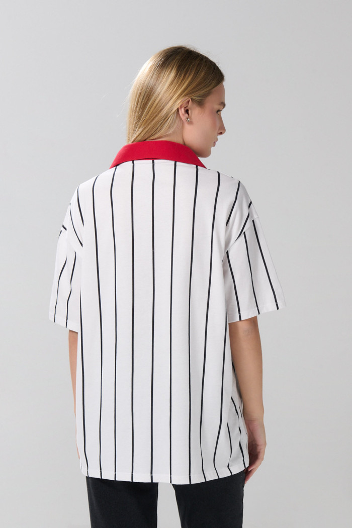 Camiseta oversize crema a rayas manga corta con arte college