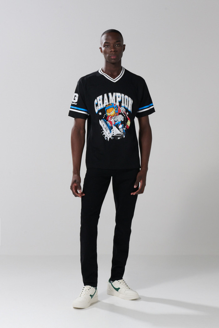 Camiseta cuello V negra con estampado de Garfield