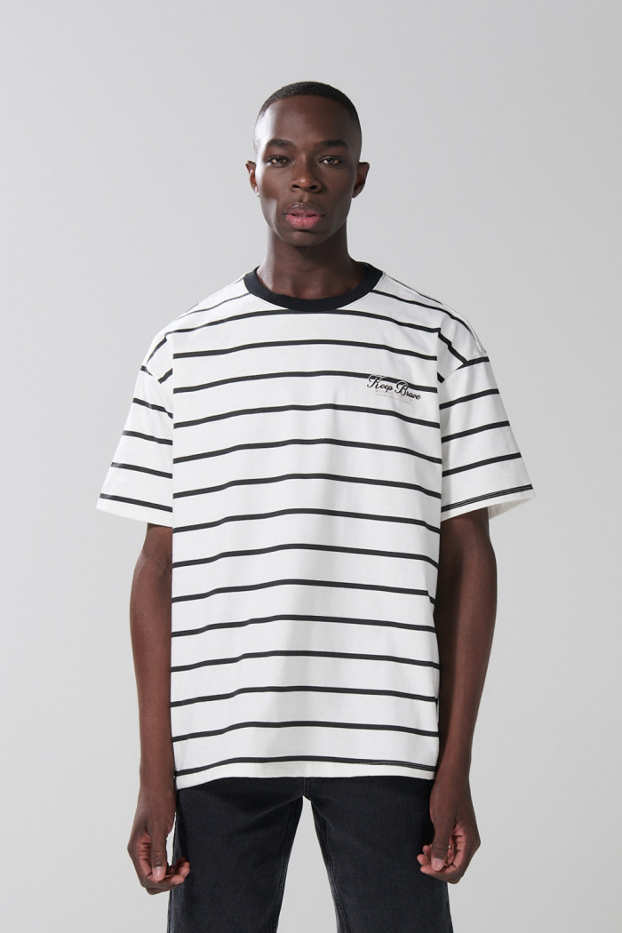 Camiseta oversize crema a rayas manga corta con texto