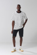Camiseta oversize crema a rayas manga corta con texto