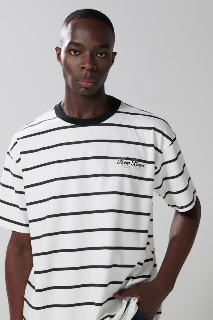 Camiseta oversize crema a rayas manga corta con texto