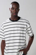 Camiseta oversize crema a rayas manga corta con texto