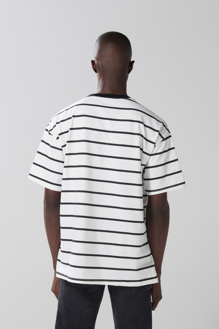 Camiseta oversize crema a rayas manga corta con texto