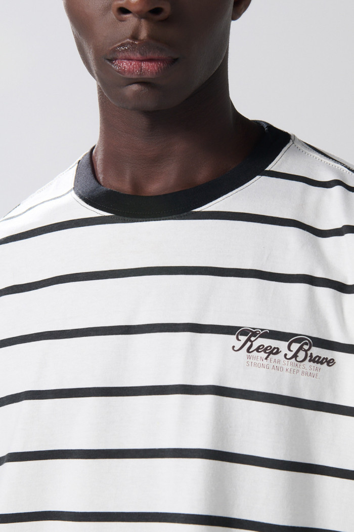 Camiseta oversize crema a rayas manga corta con texto