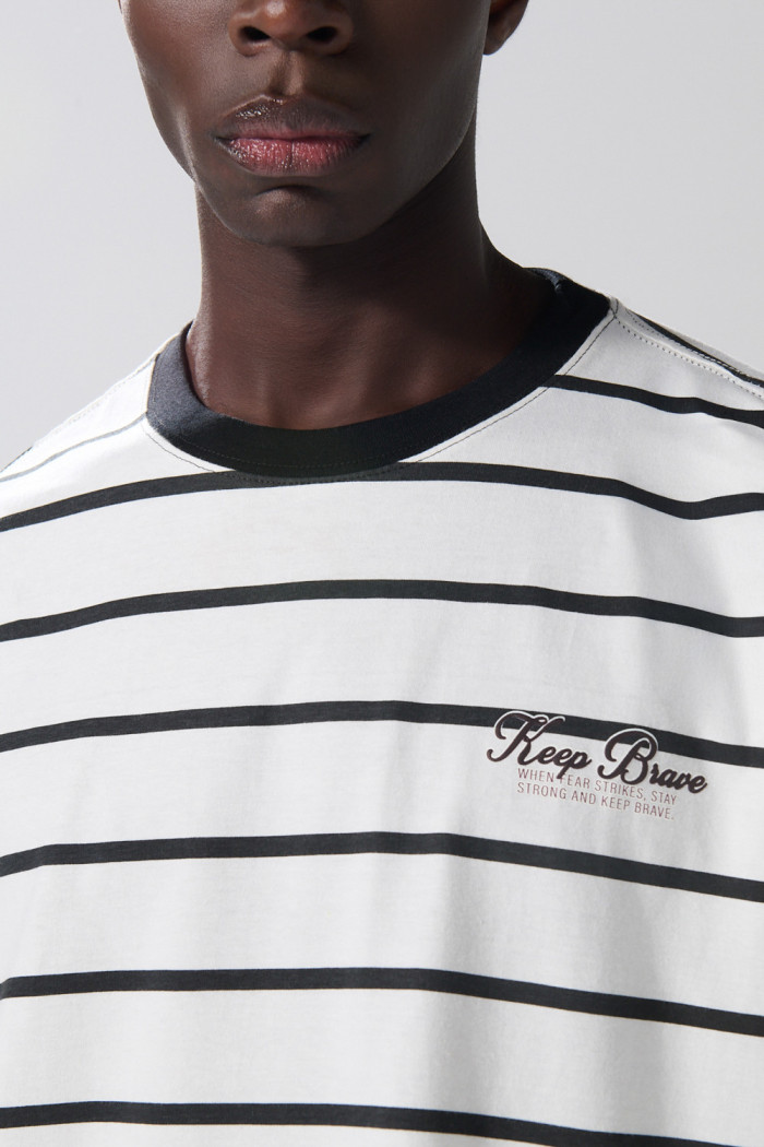 Camiseta oversize crema a rayas manga corta con texto