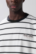 Camiseta oversize crema a rayas manga corta con texto