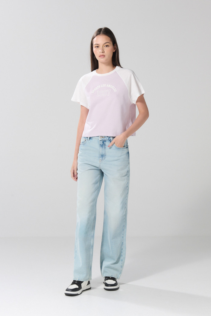 Camiseta college lila clara con manga ranglan corta