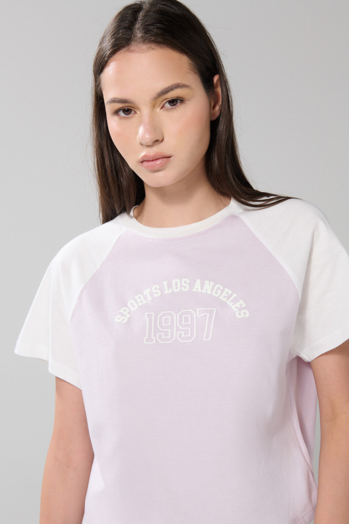 Camiseta college lila clara con manga ranglan corta