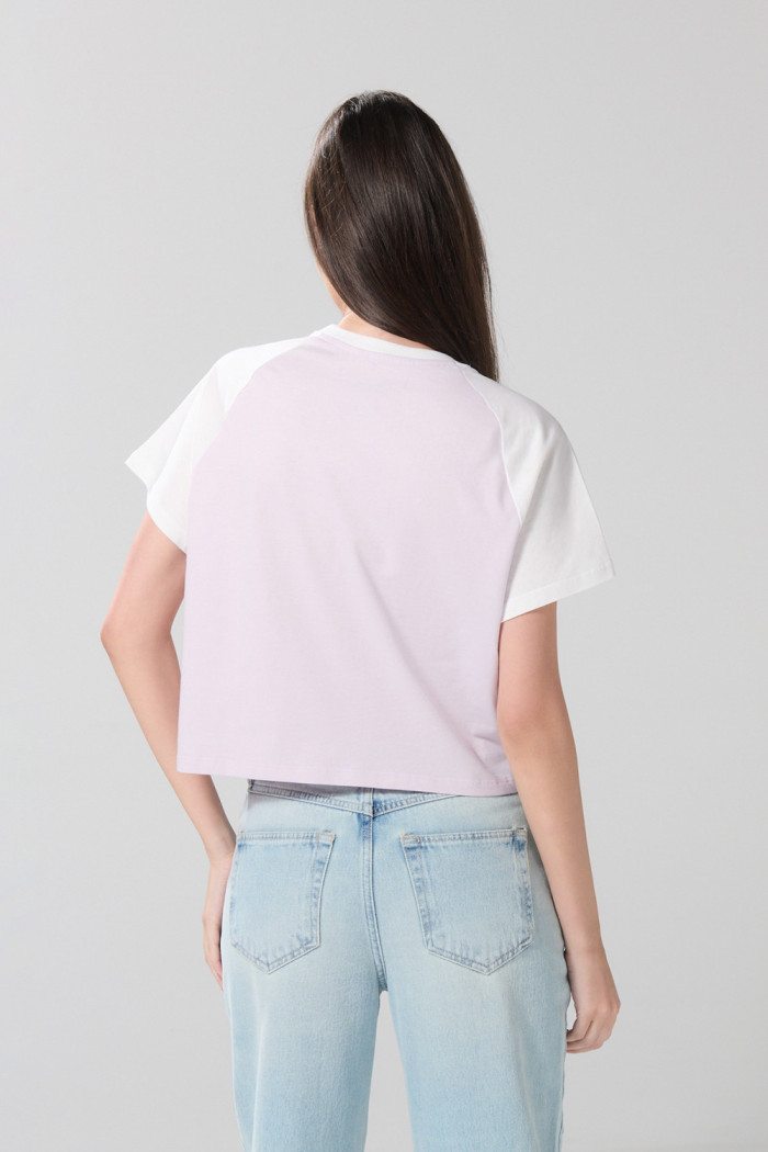 Camiseta college lila clara con manga ranglan corta
