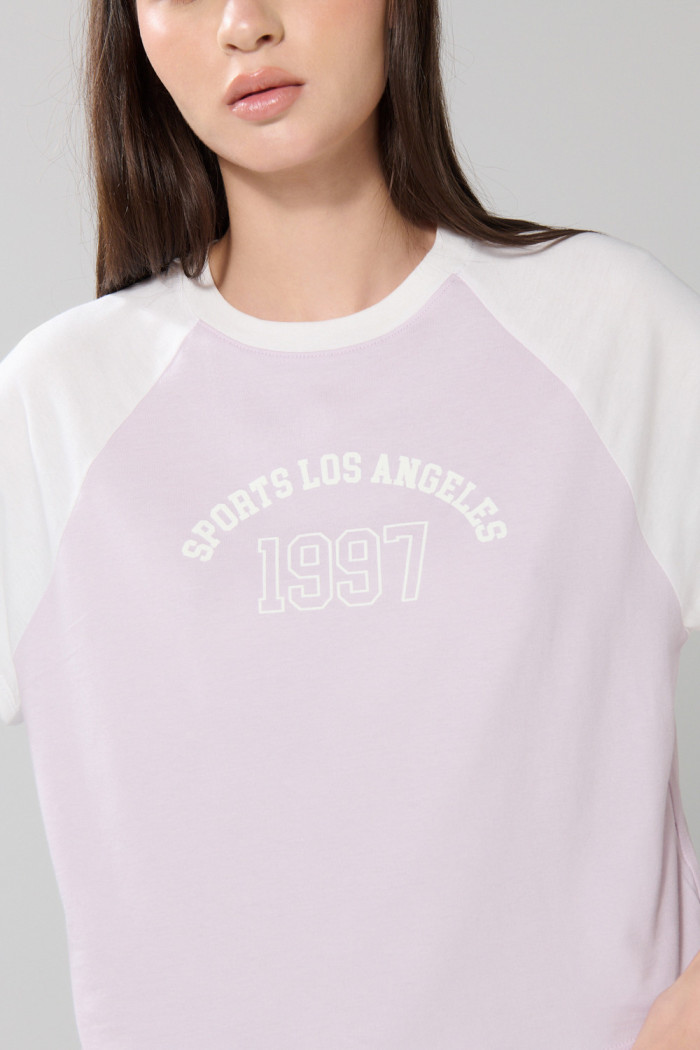 Camiseta college lila clara con manga ranglan corta