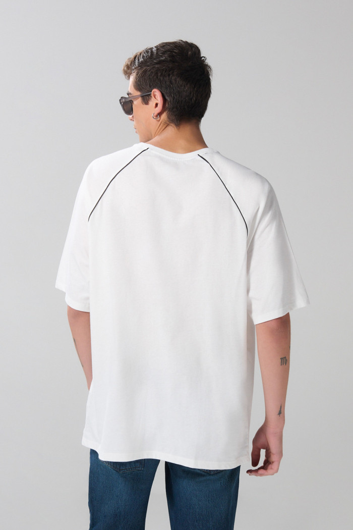 Camiseta de Snoopy oversize crema con manga ranglan corta